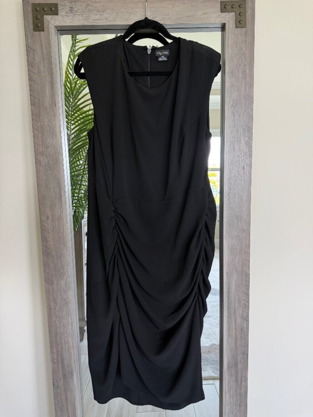 NWOT City Chic “SIde Ruch” Black Dress 🖤✨ Flattering Bodycon Style